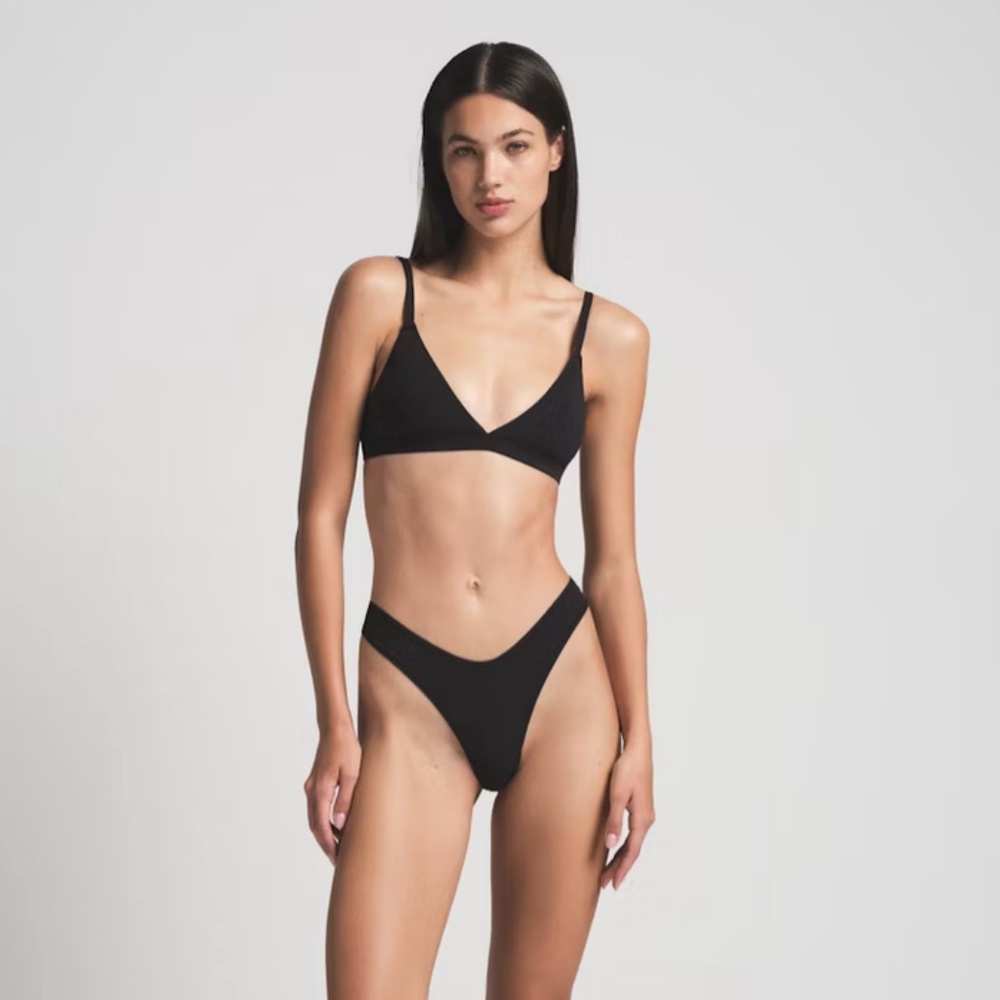 SKIMS FITS EVERYBODY TRIANGLE BRALETTE | ONYX
